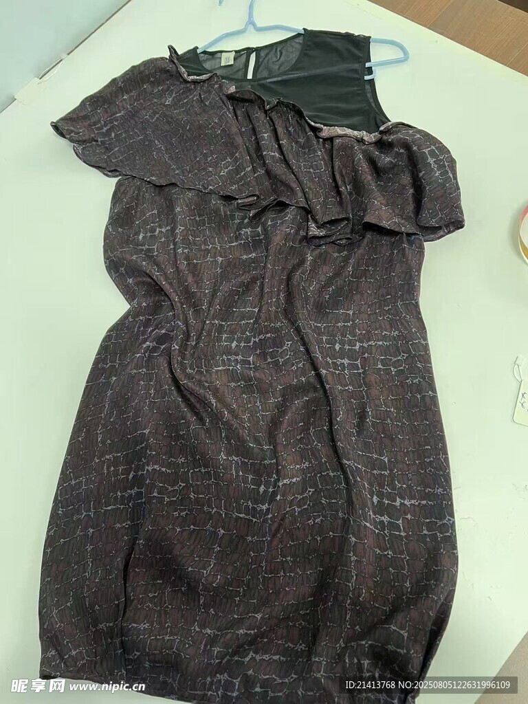 深灰色露肩褶皱连衣裙
