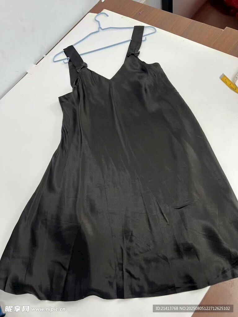 黑色背带连衣裙展示