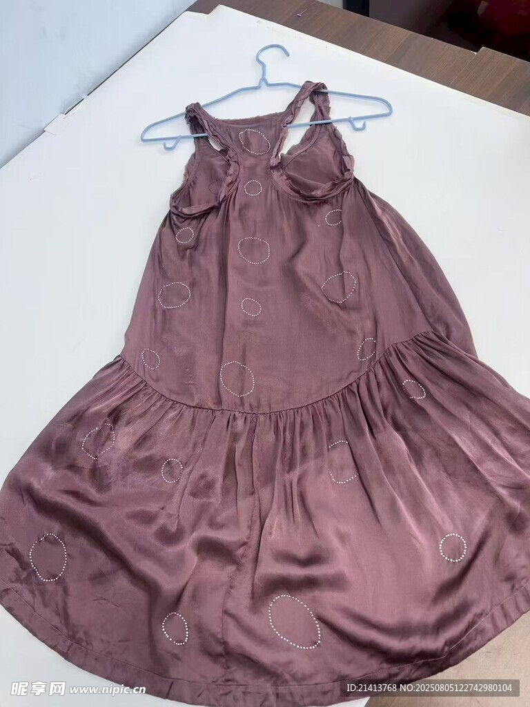 紫色吊带褶皱连衣裙展示