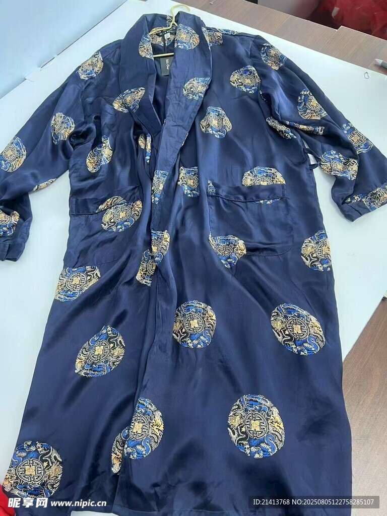 蓝色印花长袍