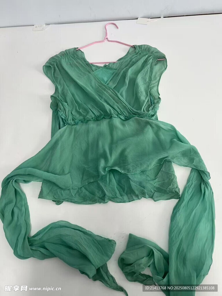 绿色飘带设计感上衣