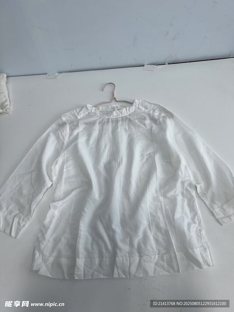 白色长袖童装上衣展示