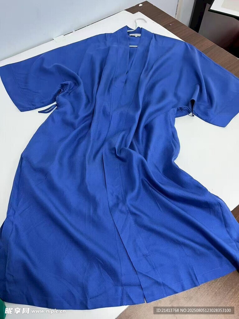 蓝色褶皱短袖衣物展示