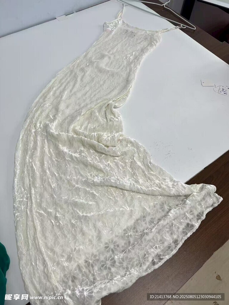 白色蕾丝连衣裙展示
