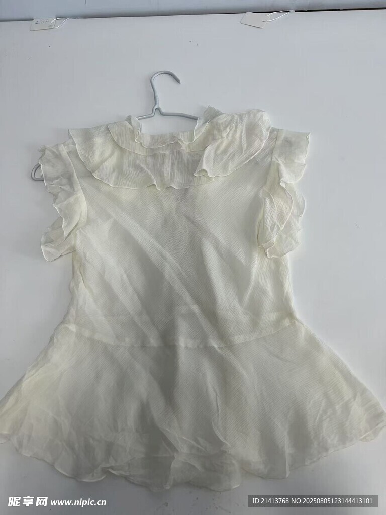 白色蕾丝短袖上衣展示