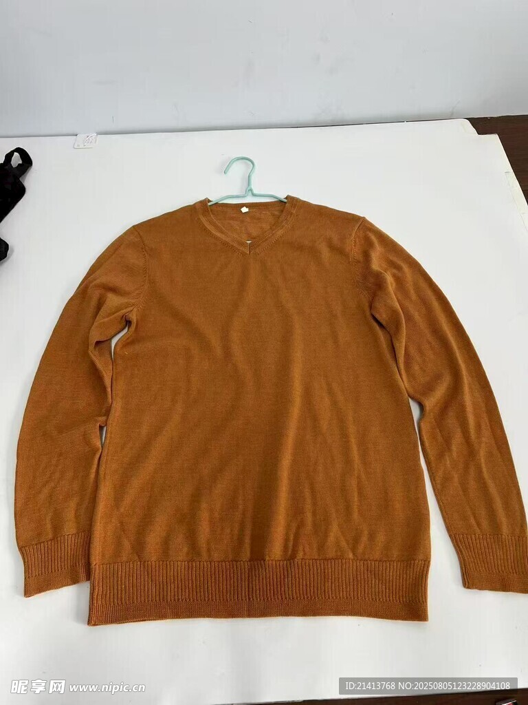 棕色针织毛衣展示