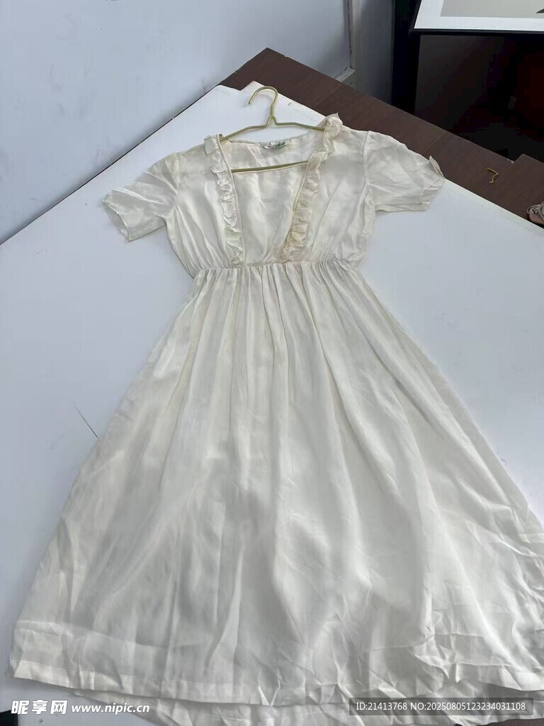 白色露肩蕾丝淑女连衣裙