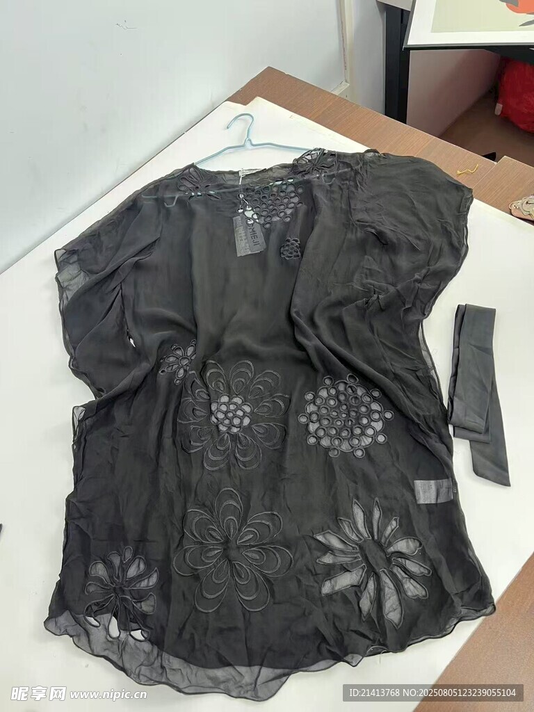 黑色花纹上衣展示