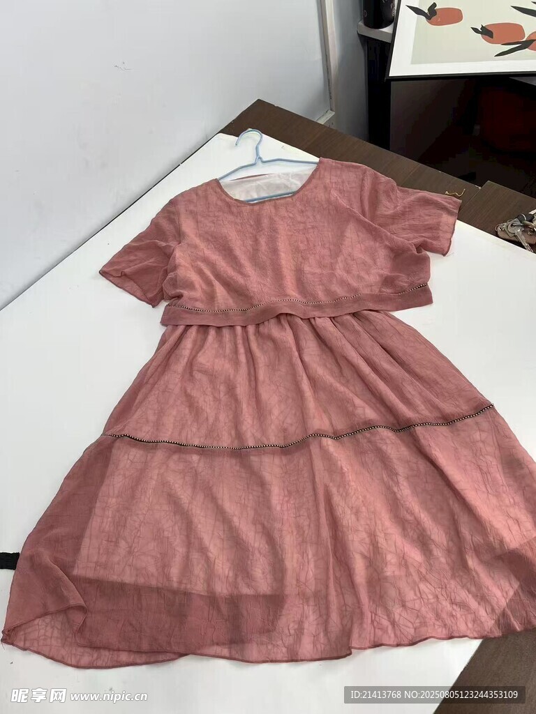 粉色褶皱连衣裙展示
