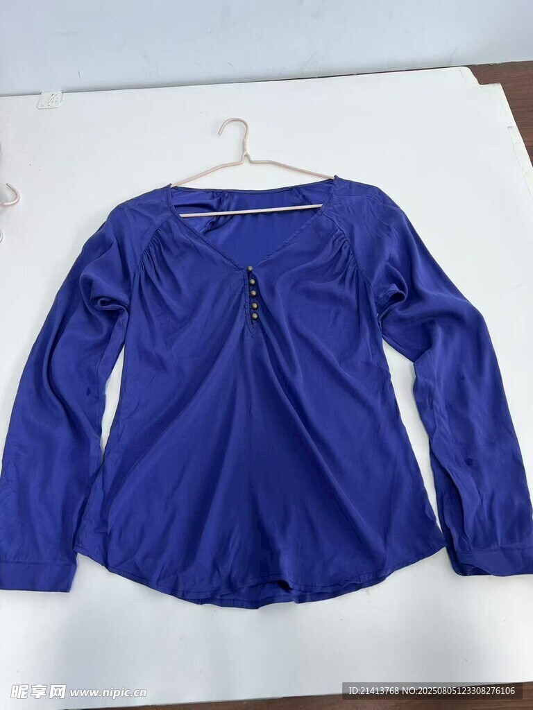 蓝色长袖上衣展示