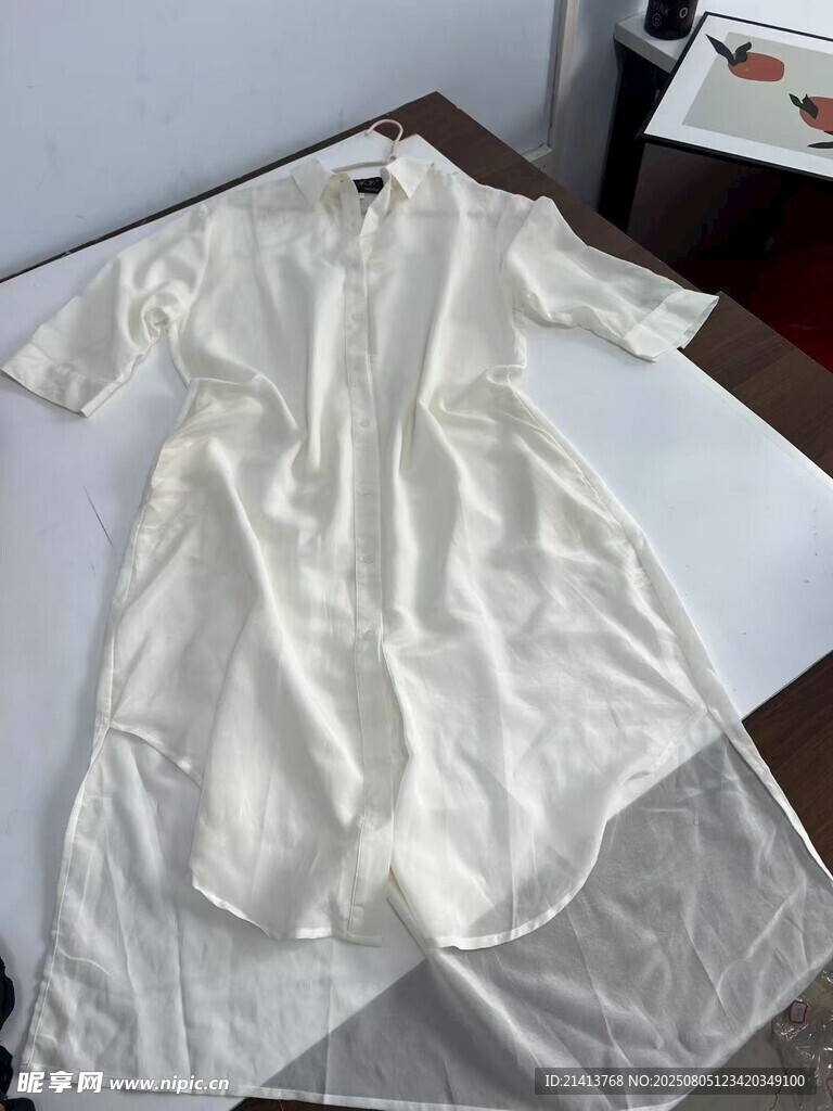 白色宽松短袖连衣裙展示