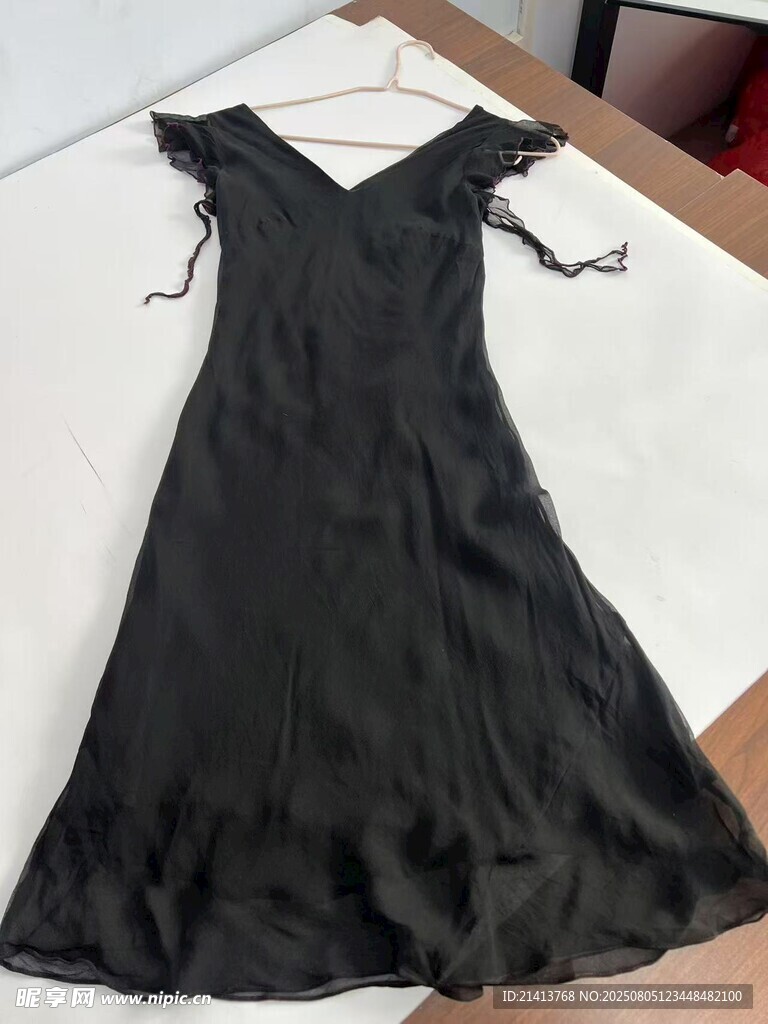 黑色系带V领连衣裙展示