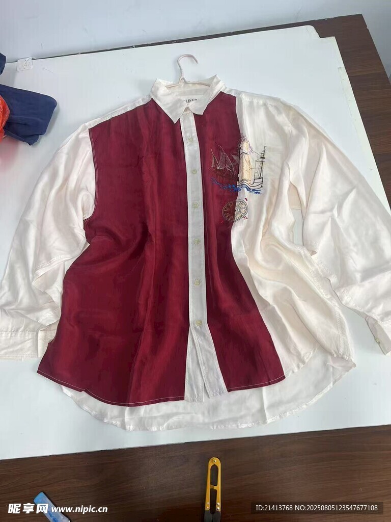复古风马甲衬衫搭配展示