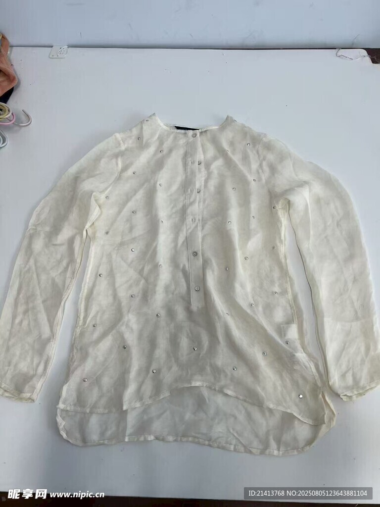 白色蕾丝长袖上衣展示