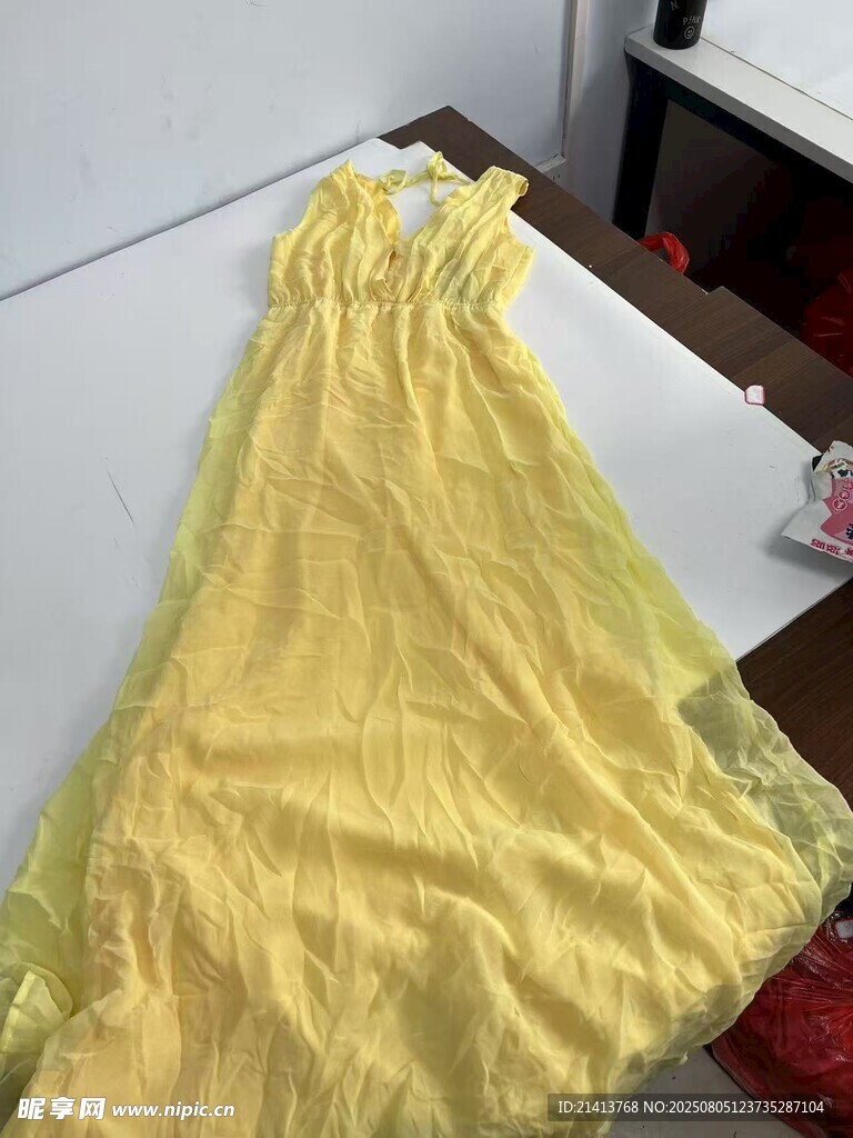 黄色连衣裙展示