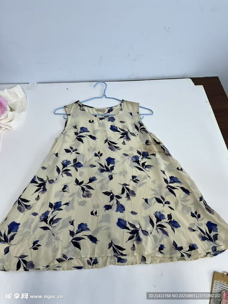 碎花无袖连衣裙展示