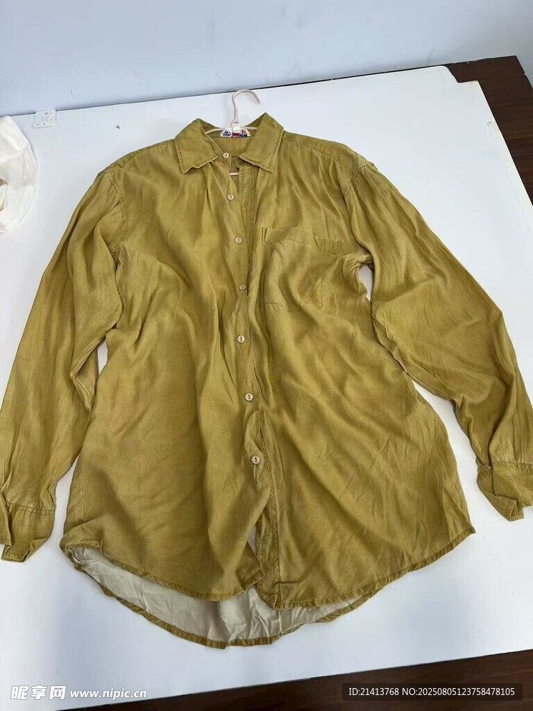 复古黄色长袖衬衫展示