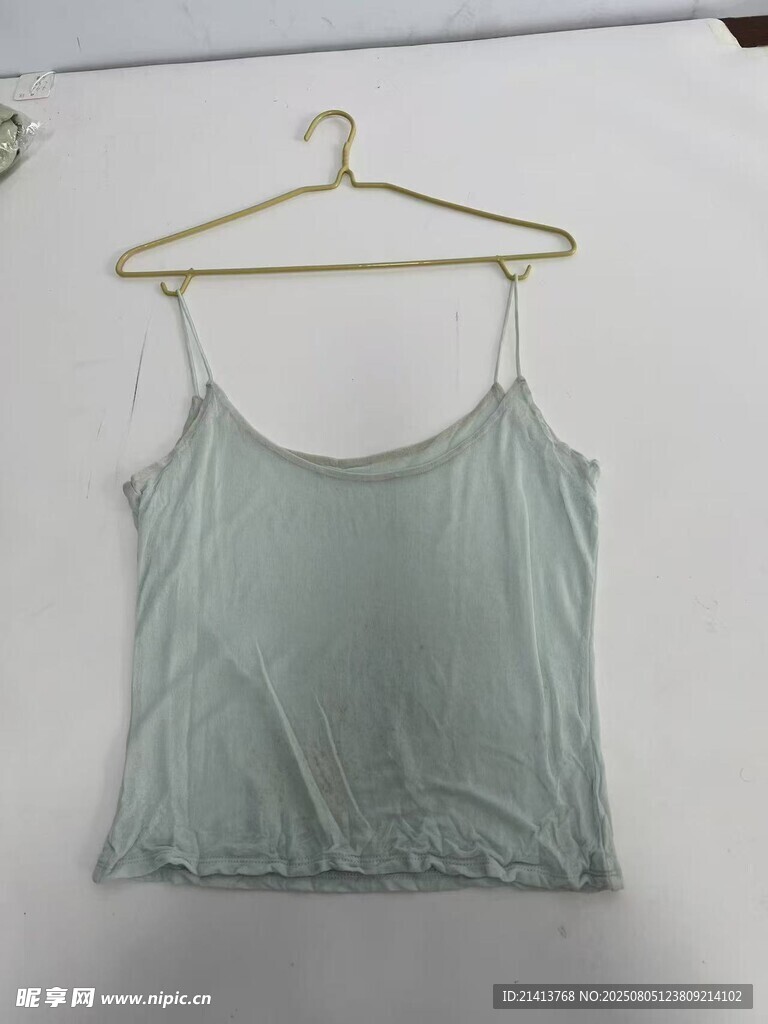 浅绿色吊带背心挂于衣架