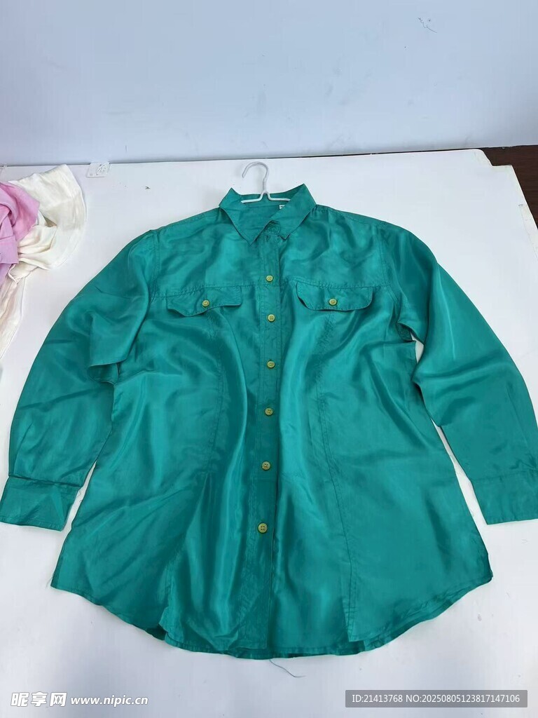 绿色长袖衬衫展示
