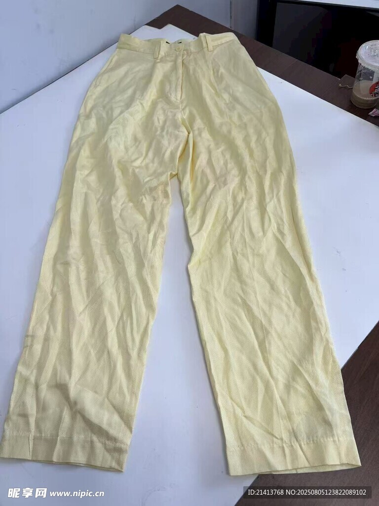 浅黄色褶皱长裤展示