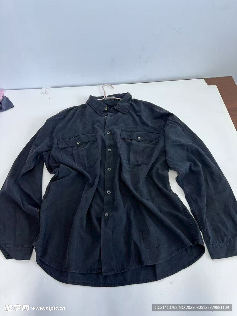 黑色长袖衬衫展示