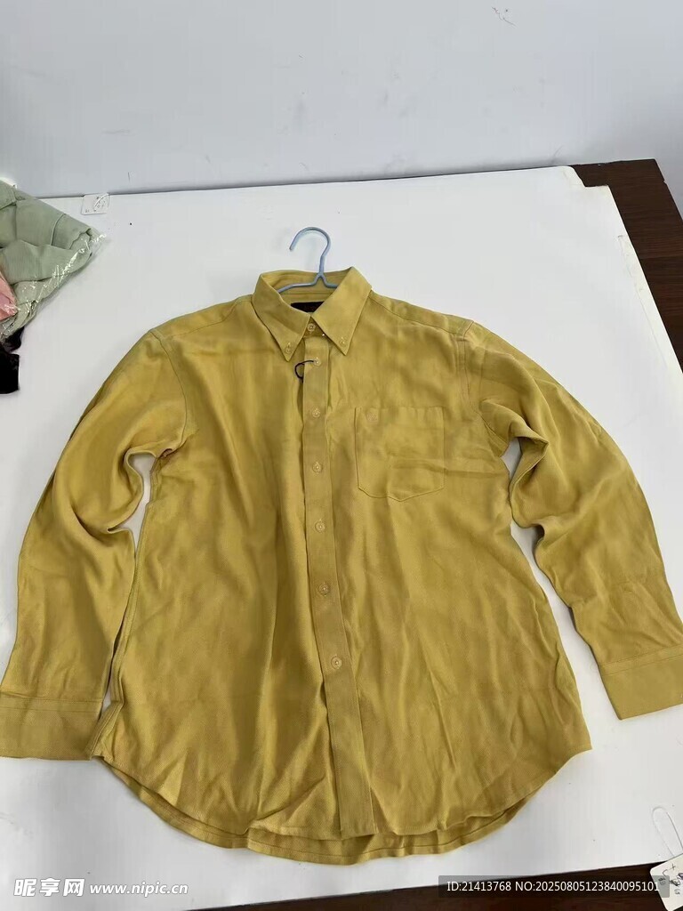 黄色长袖衬衫挂于桌面
