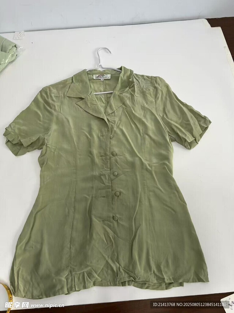 绿色短袖女士衬衫展示