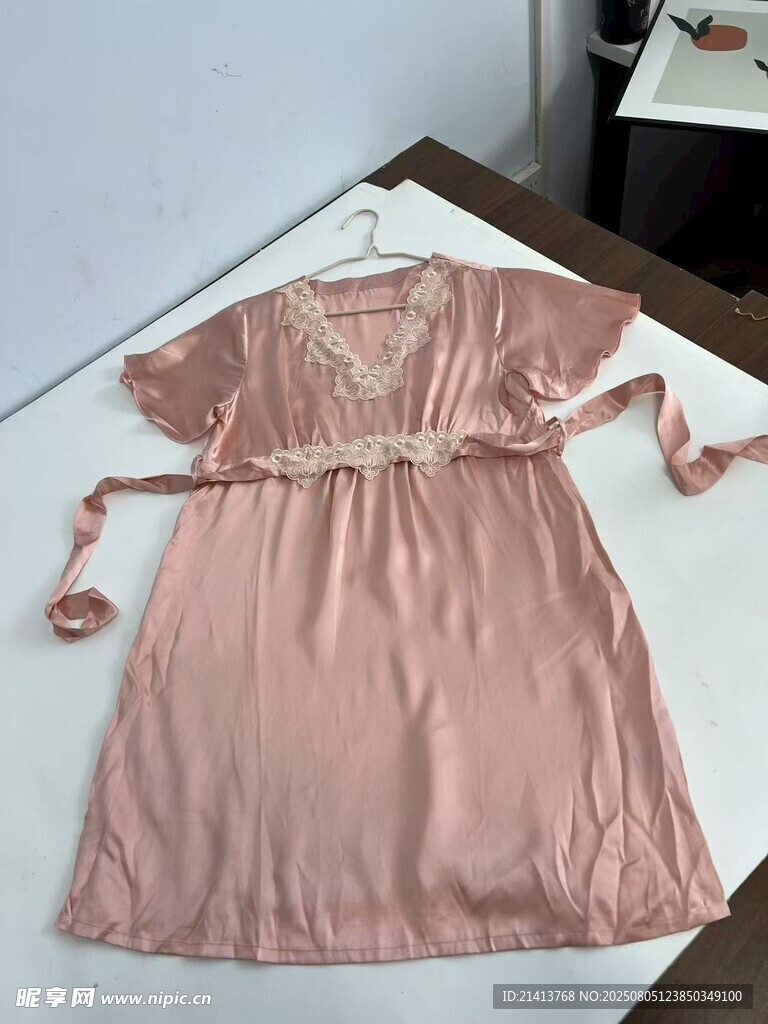 粉色蕾丝花边女士睡裙