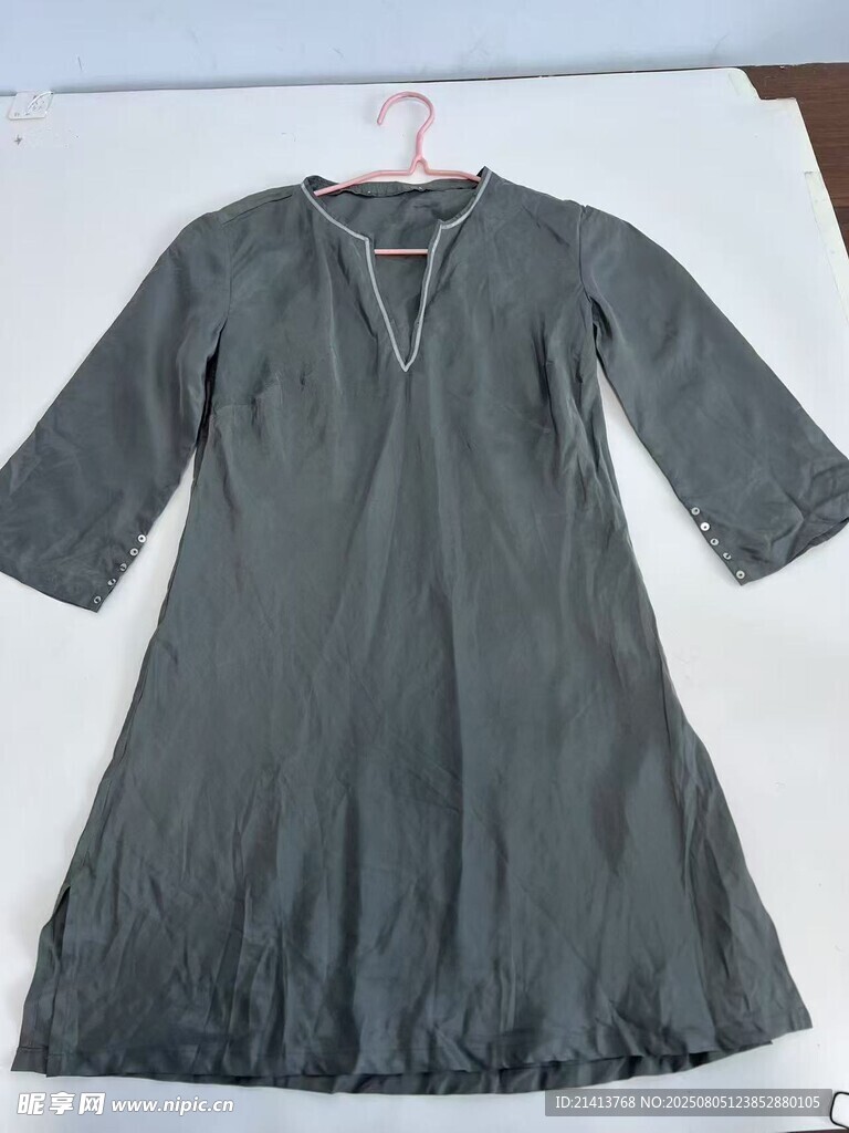 深灰色七分袖连衣裙展示