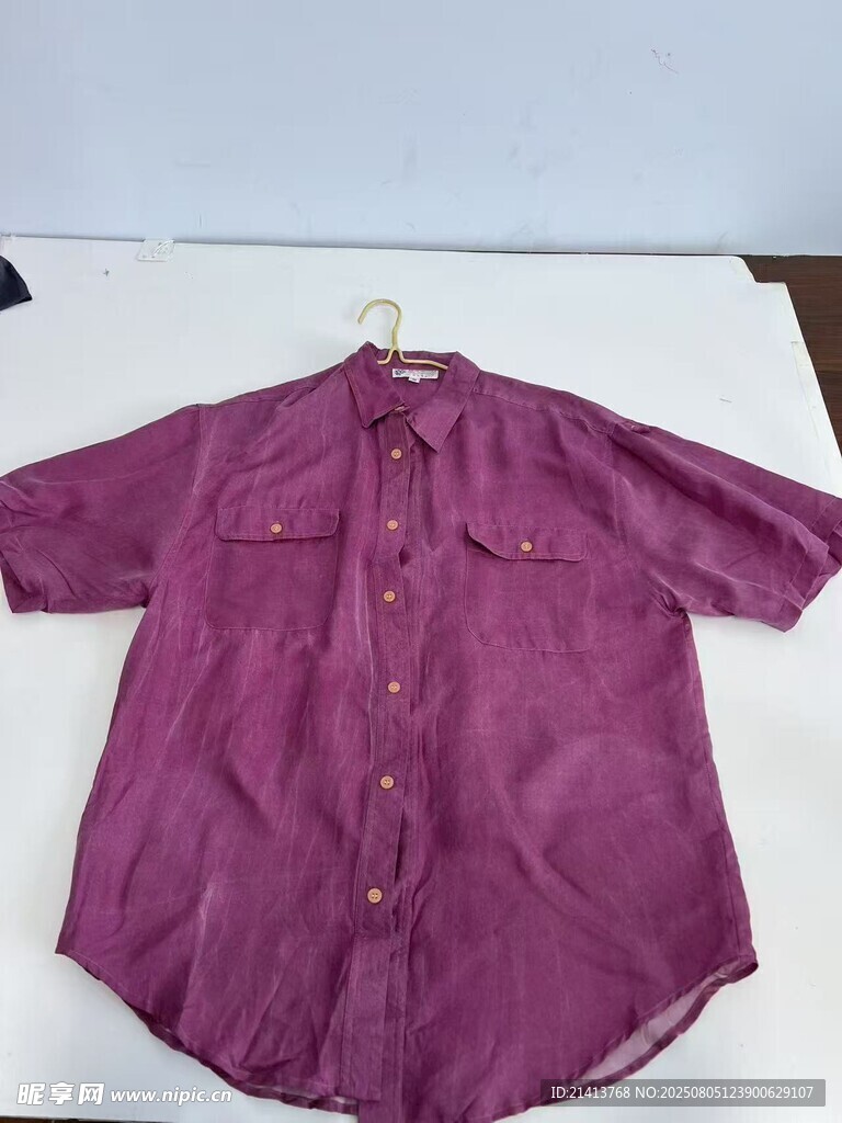 紫色短袖衬衫展示