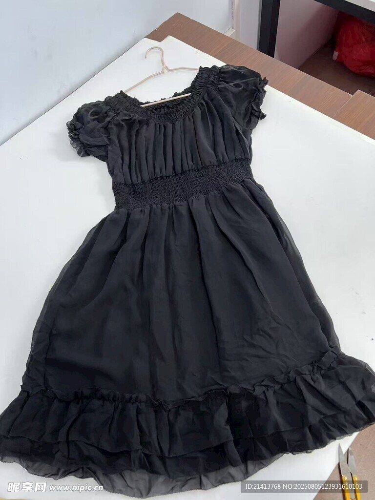 黑色荷叶边连衣裙展示
