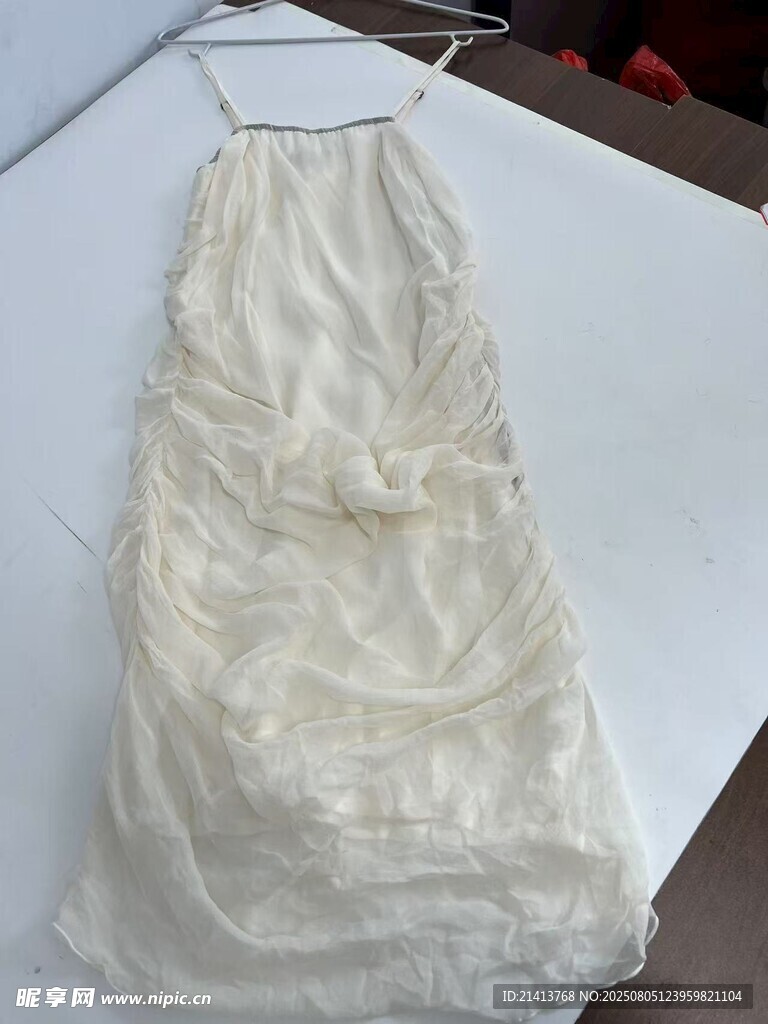 白色蕾丝吊带裙展示