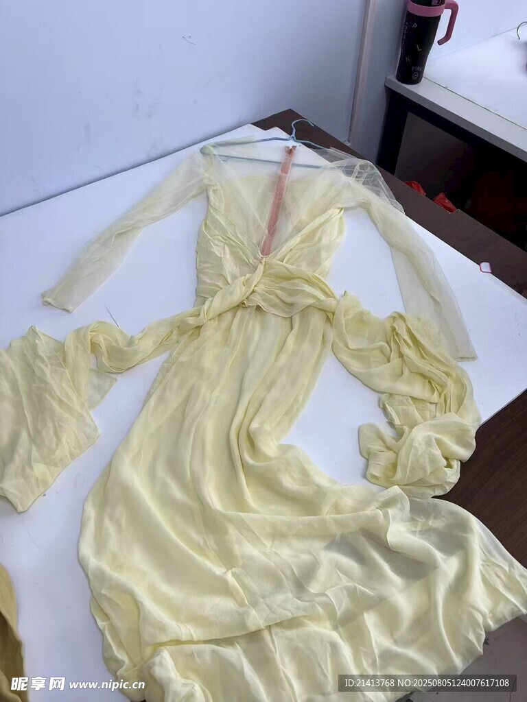 淡黄色长裙平铺展示