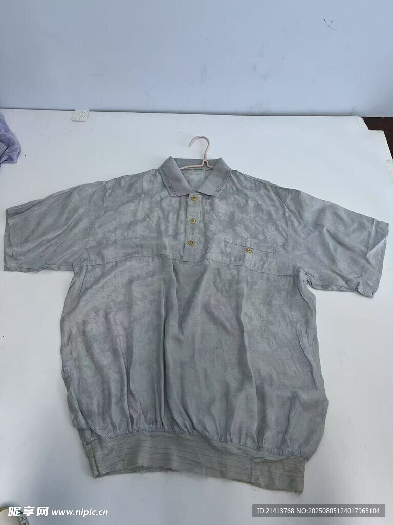 灰色褶皱短袖上衣展示