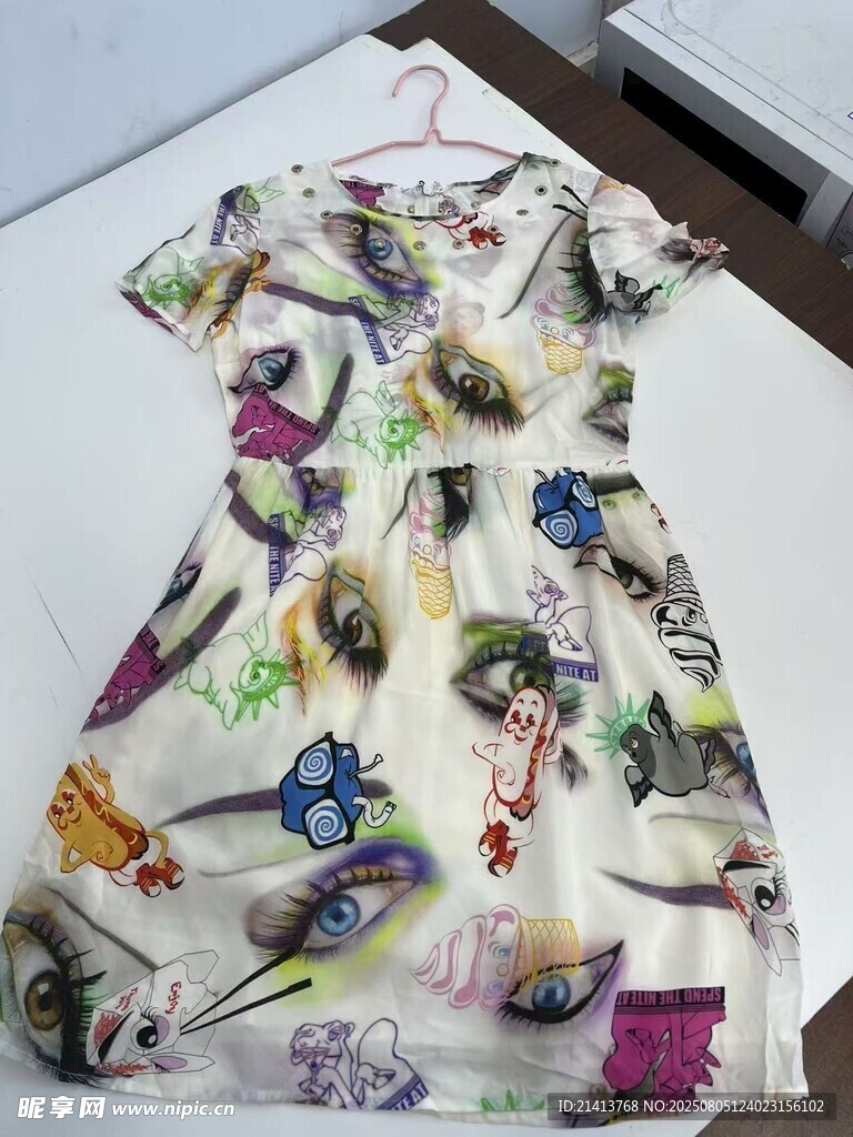多彩印花连衣裙展示