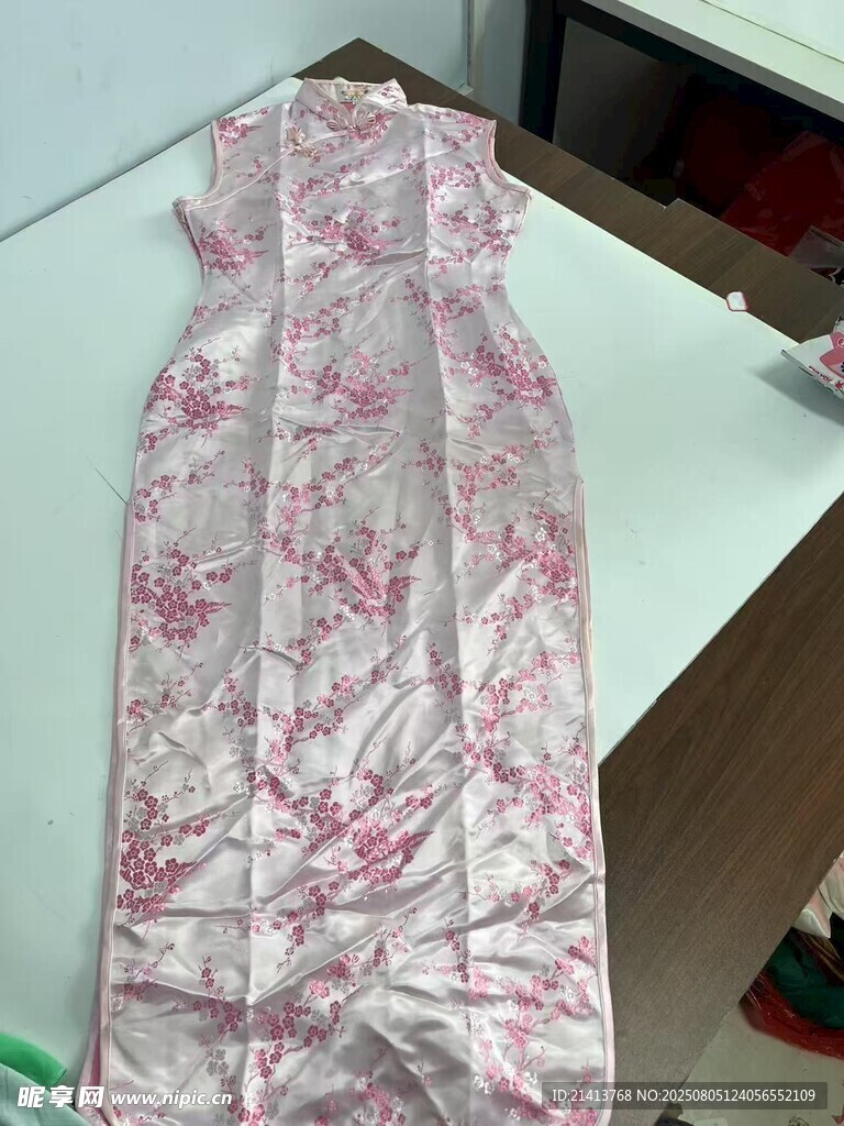 粉色花纹布料展示