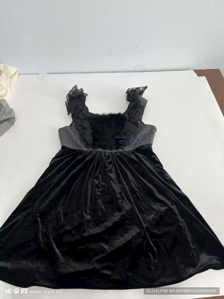 黑色蕾丝吊带连衣裙展示