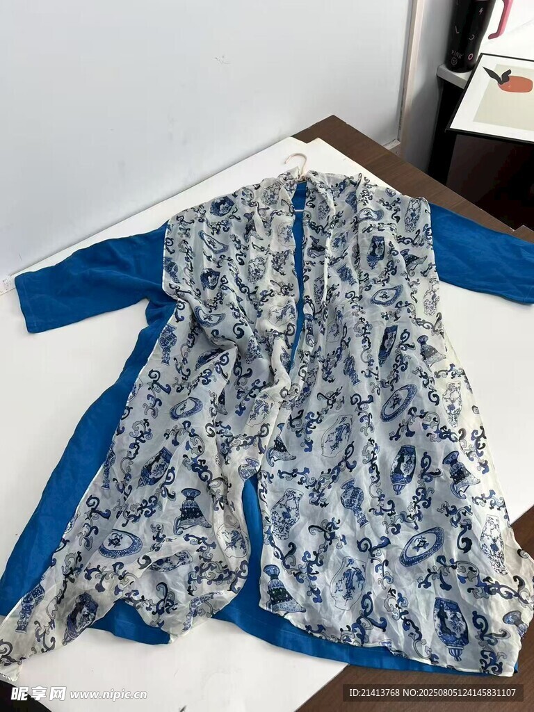 蓝白花纹长袖上衣展示