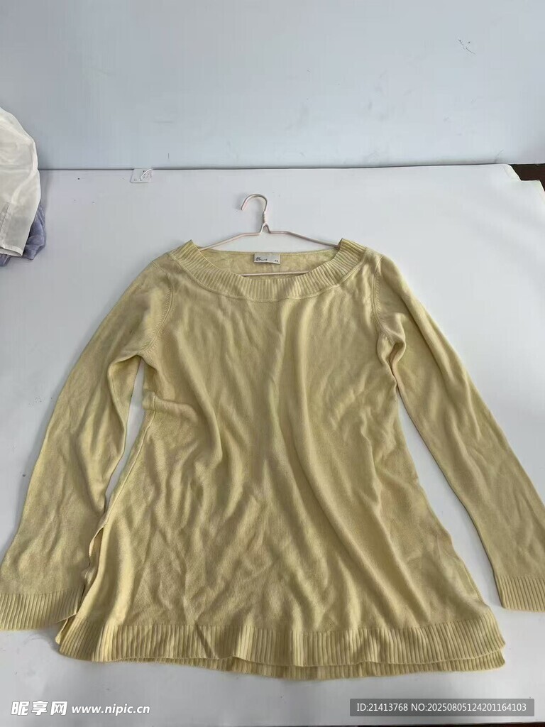 金色长袖上衣展示