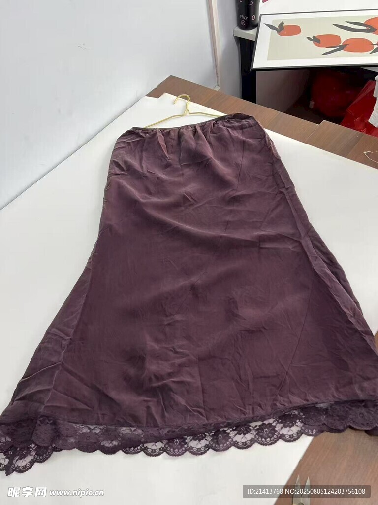 紫色蕾丝边半身裙展示