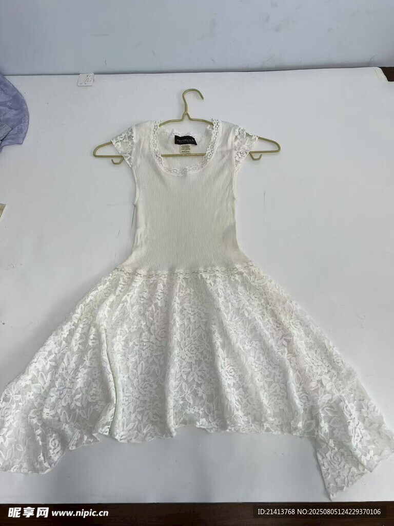 白色蕾丝连衣裙展示