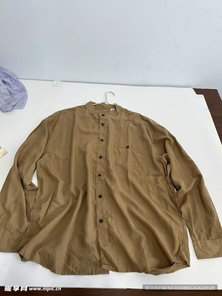 棕色长袖衬衫展示