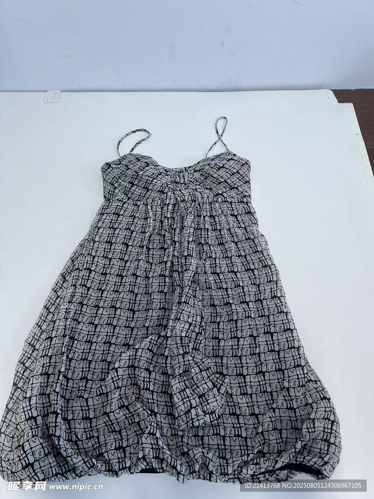 黑白格纹吊带连衣裙展示