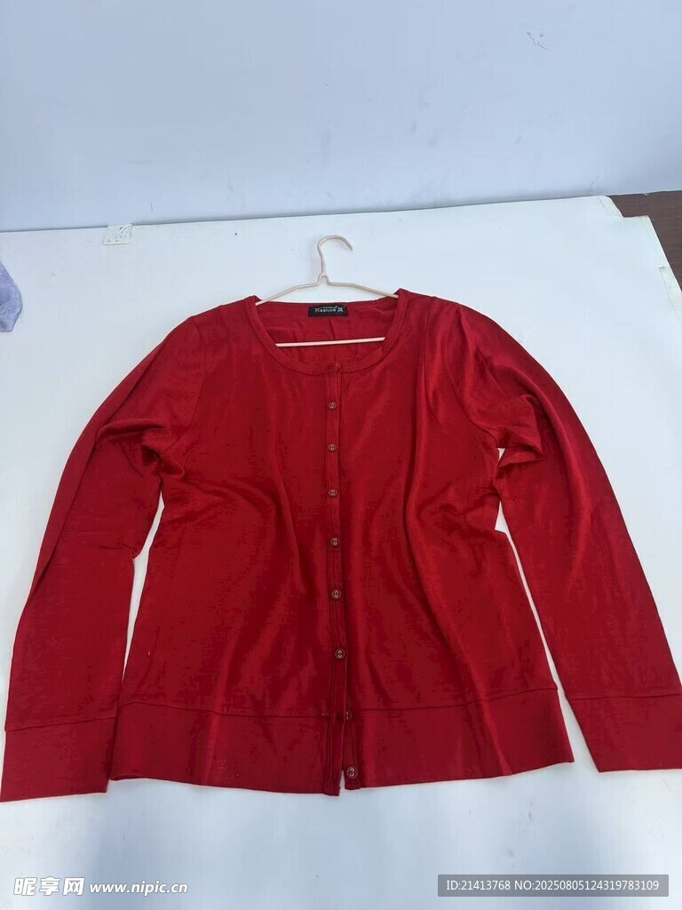 红色长袖上衣挂拍展示