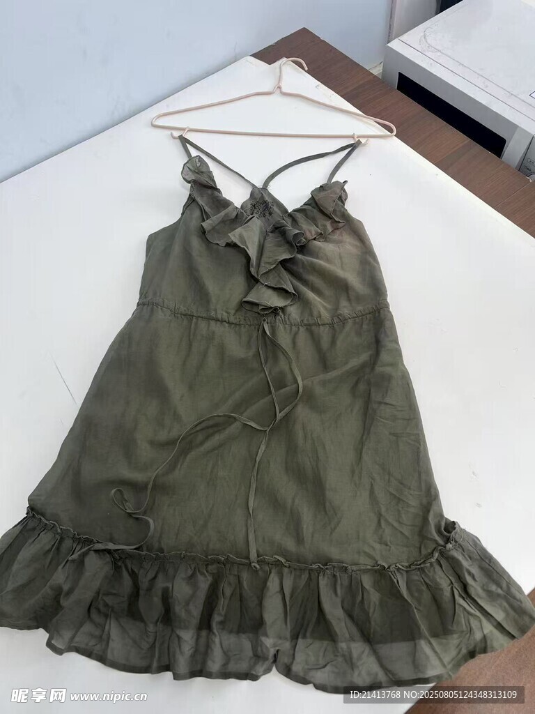 墨绿色荷叶边吊带连衣裙