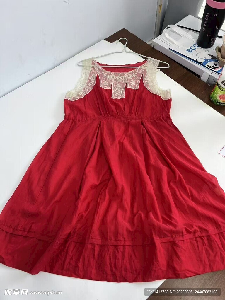红色女童连衣裙展示