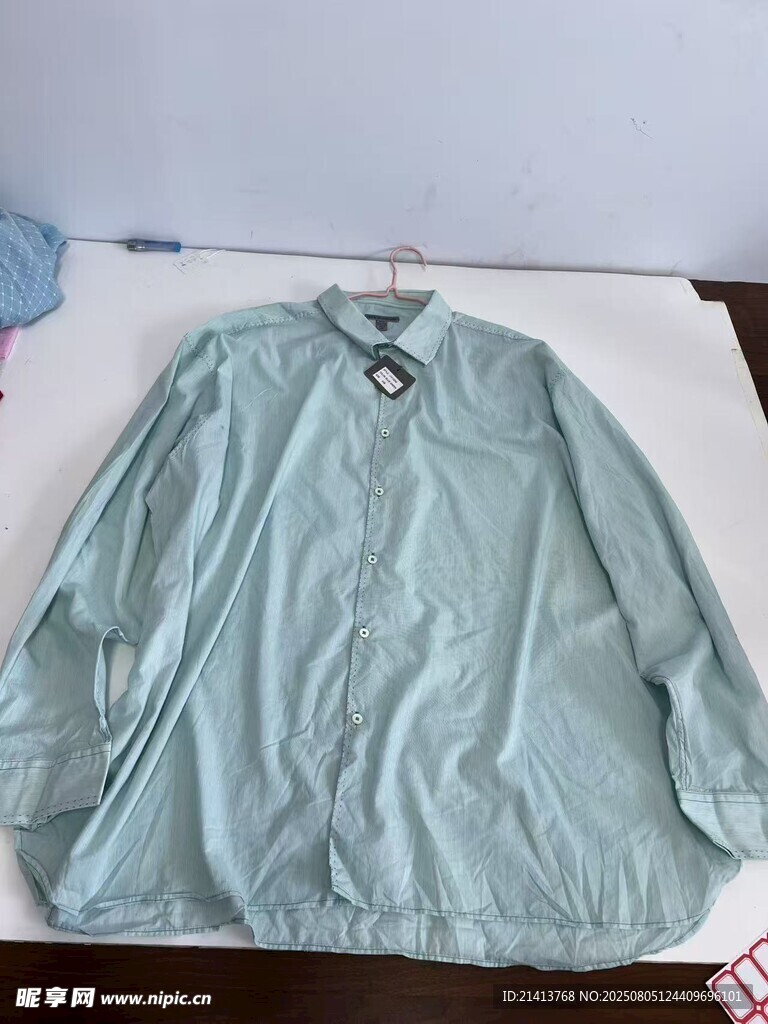 浅绿色长袖衬衫平铺展示