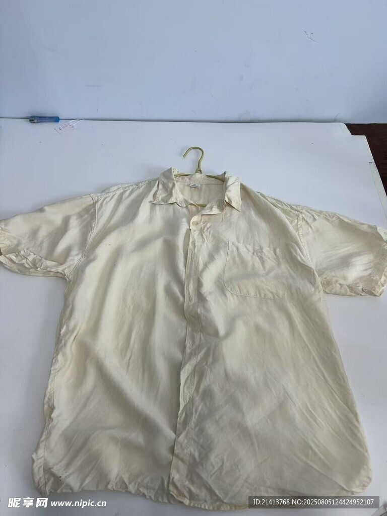 米白色短袖衬衫展示