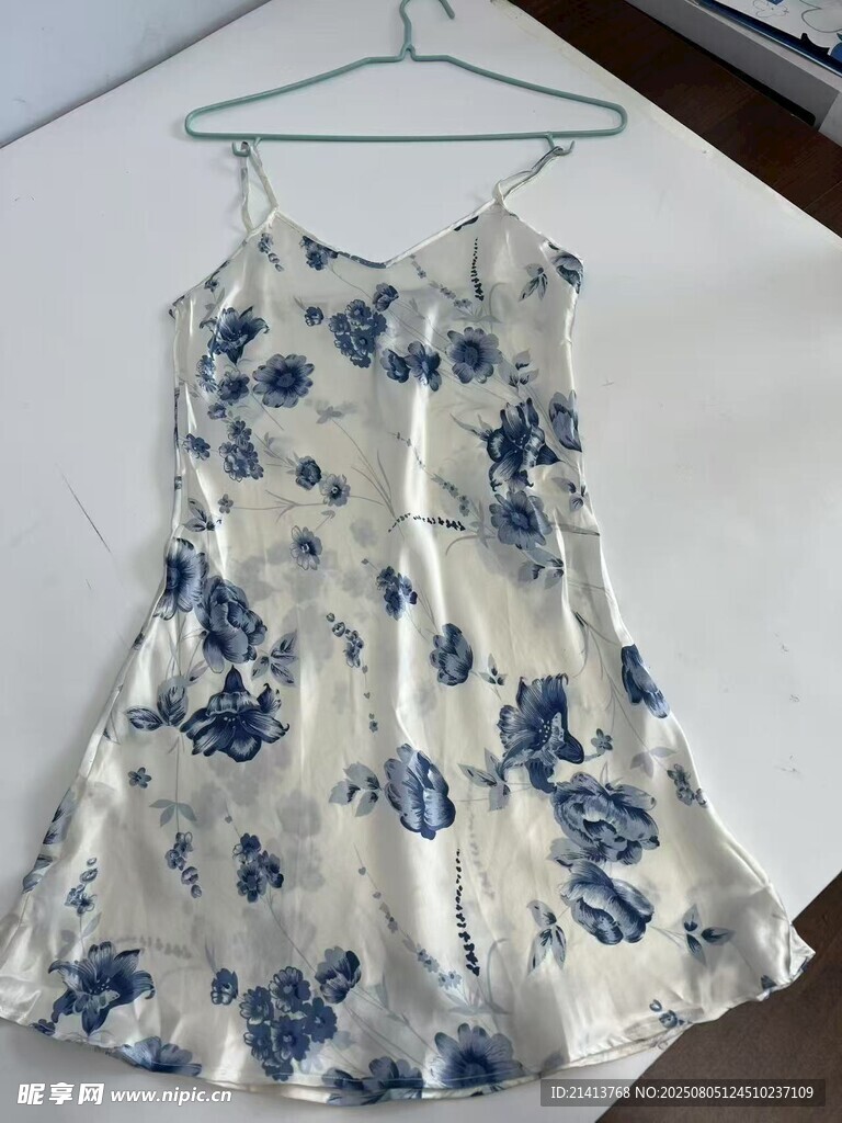 蓝白花卉吊带裙展示