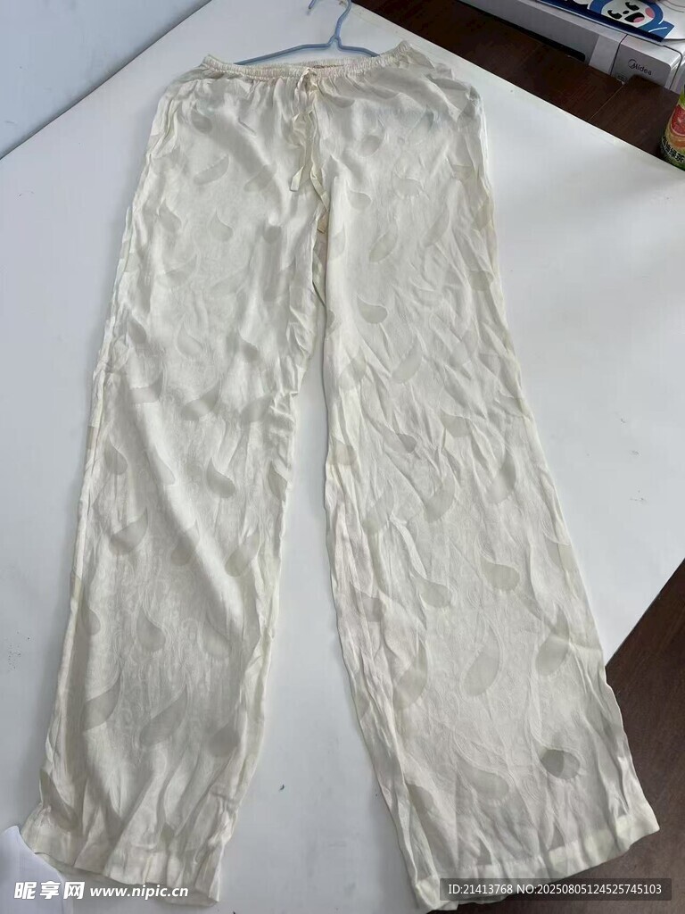 白色宽松长裤展示